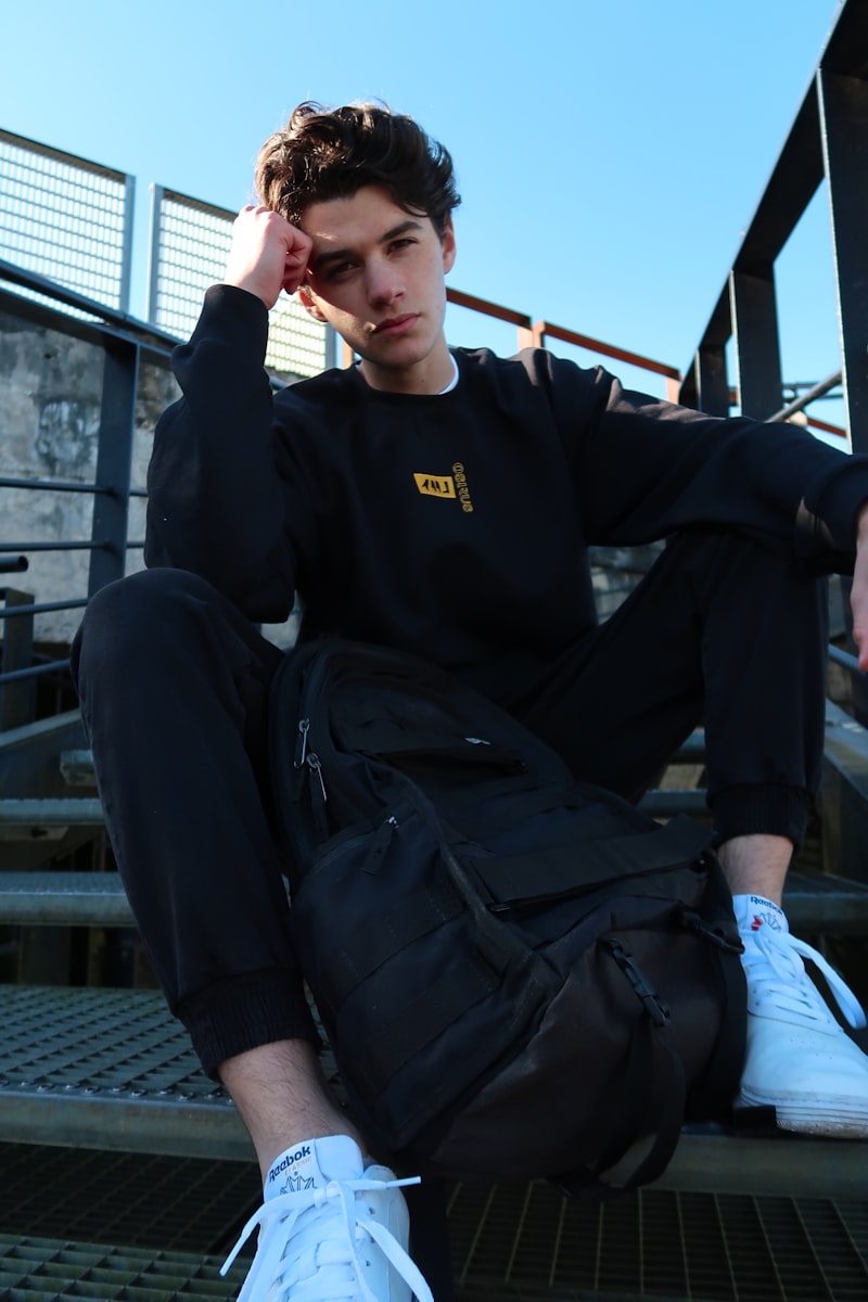 Schwarzer eleganter Rollkragenpullover aus reinem Kaschmir