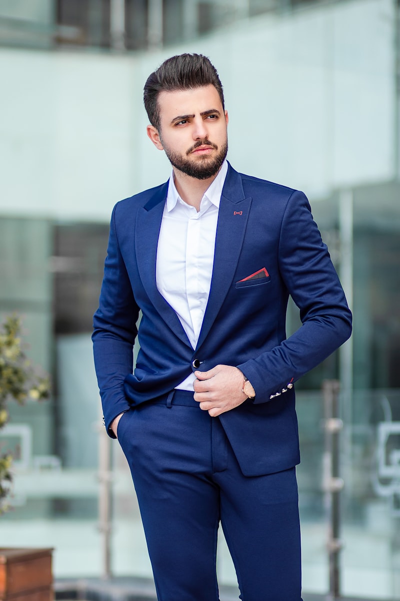 Khakifarbenes Feincord-Hemd als stylische Jacke getragen